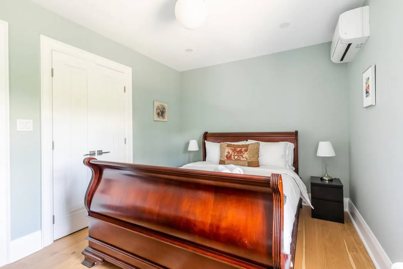 Stylish & Cozy 2-Bedroom Home - Bloor West Village 3
