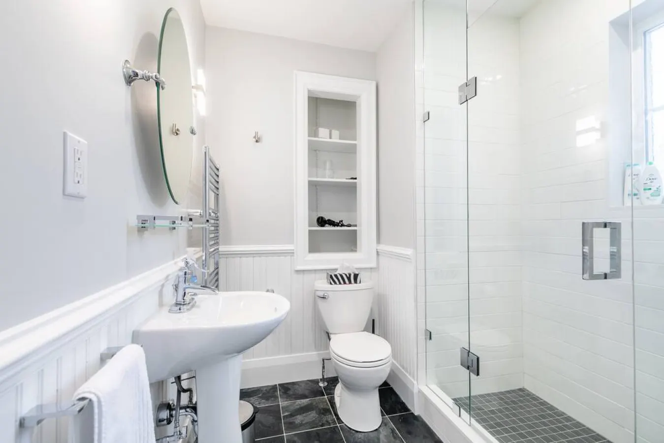 Stylish & Cozy 2-Bedroom Home - Bloor West Village 4