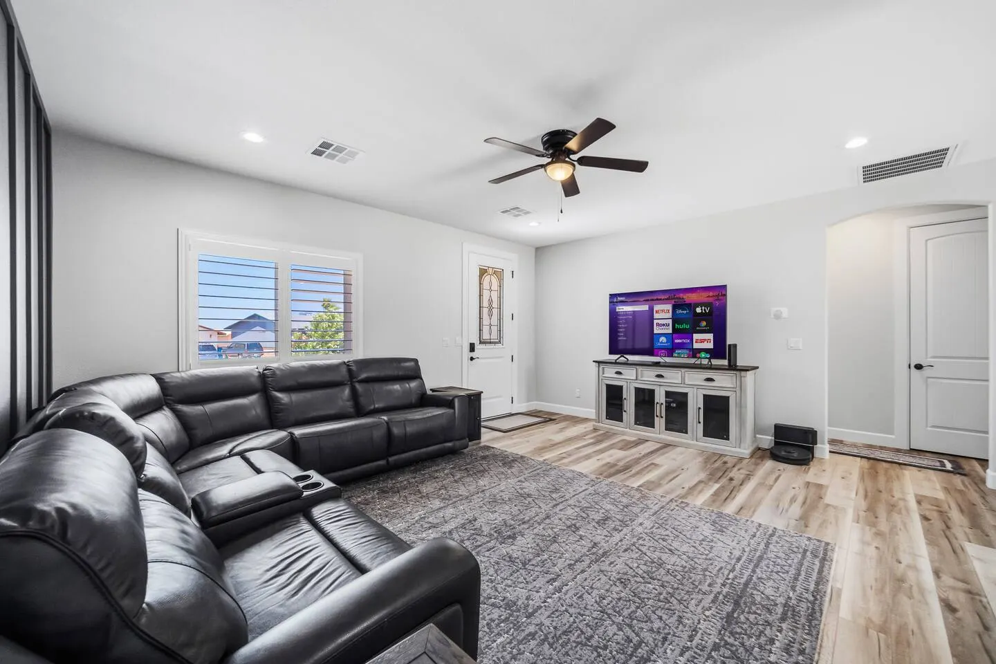 New-Build Near Lake & Casinos Sleeps 8 4