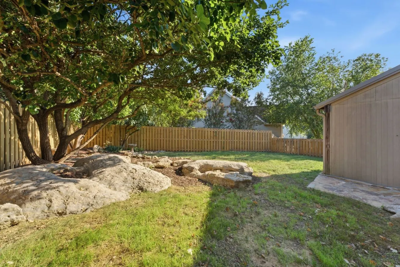 Fire pit, covered patio and fireplace near BNA 18