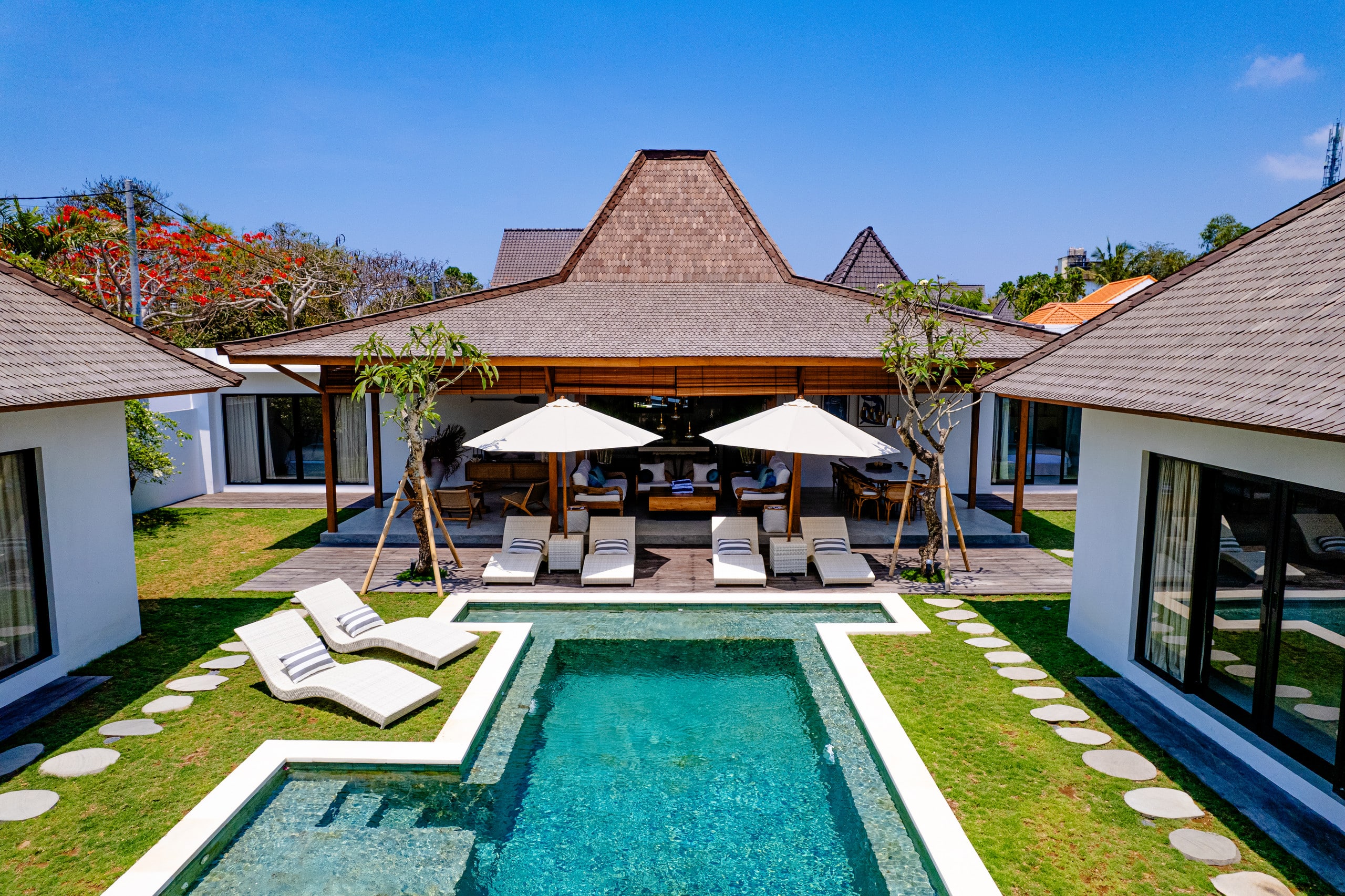 Exclusive 6BDR Seminyak Villa/ 5mn walk to beach — photo 4