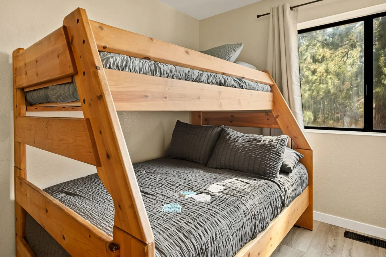 Mtn-View Condo Near Snow Summit w/ Fireplace & Deck — foto 4