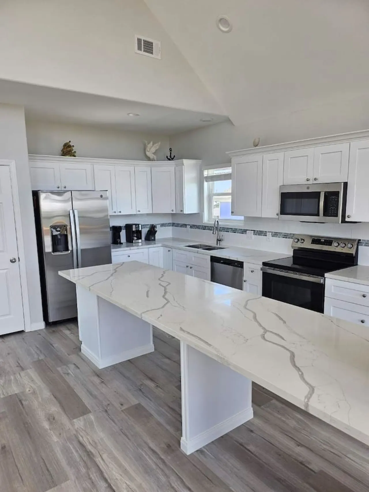 Getaway Gulf Main Floor, Bolivar Peninsula, Sleeps 14, 4 Bedrooms, 3 King Rooms, Walk to Beach, In Town — photo 4