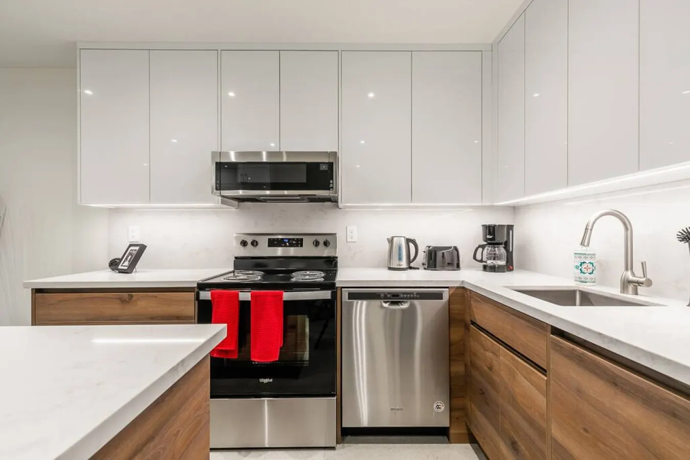 Beautiful 2BR Suite • Prime Area • Modern Design — photo 2
