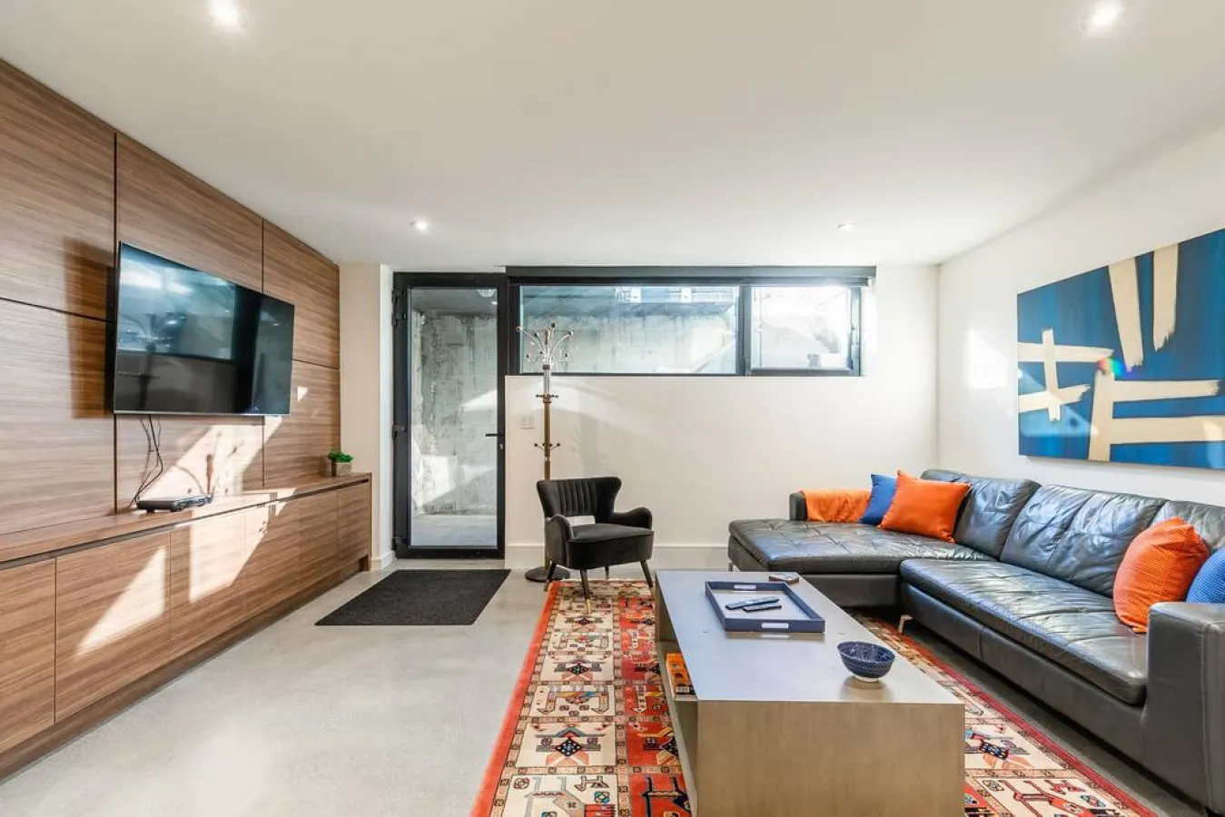 Beautiful 2BR Suite Prime Area Modern Design 9