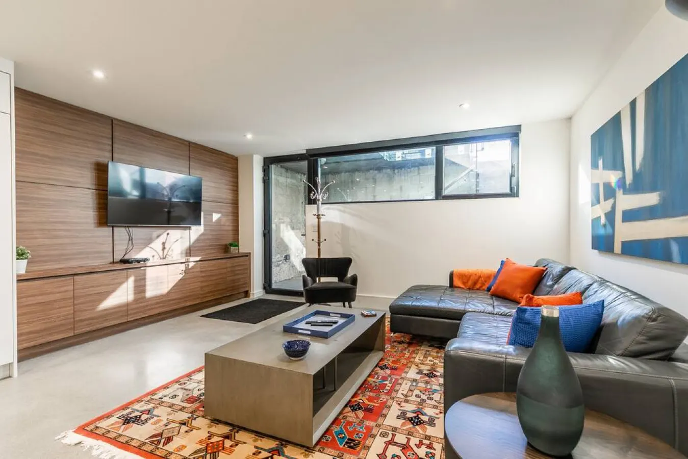 Beautiful 2BR Suite Prime Area Modern Design 10