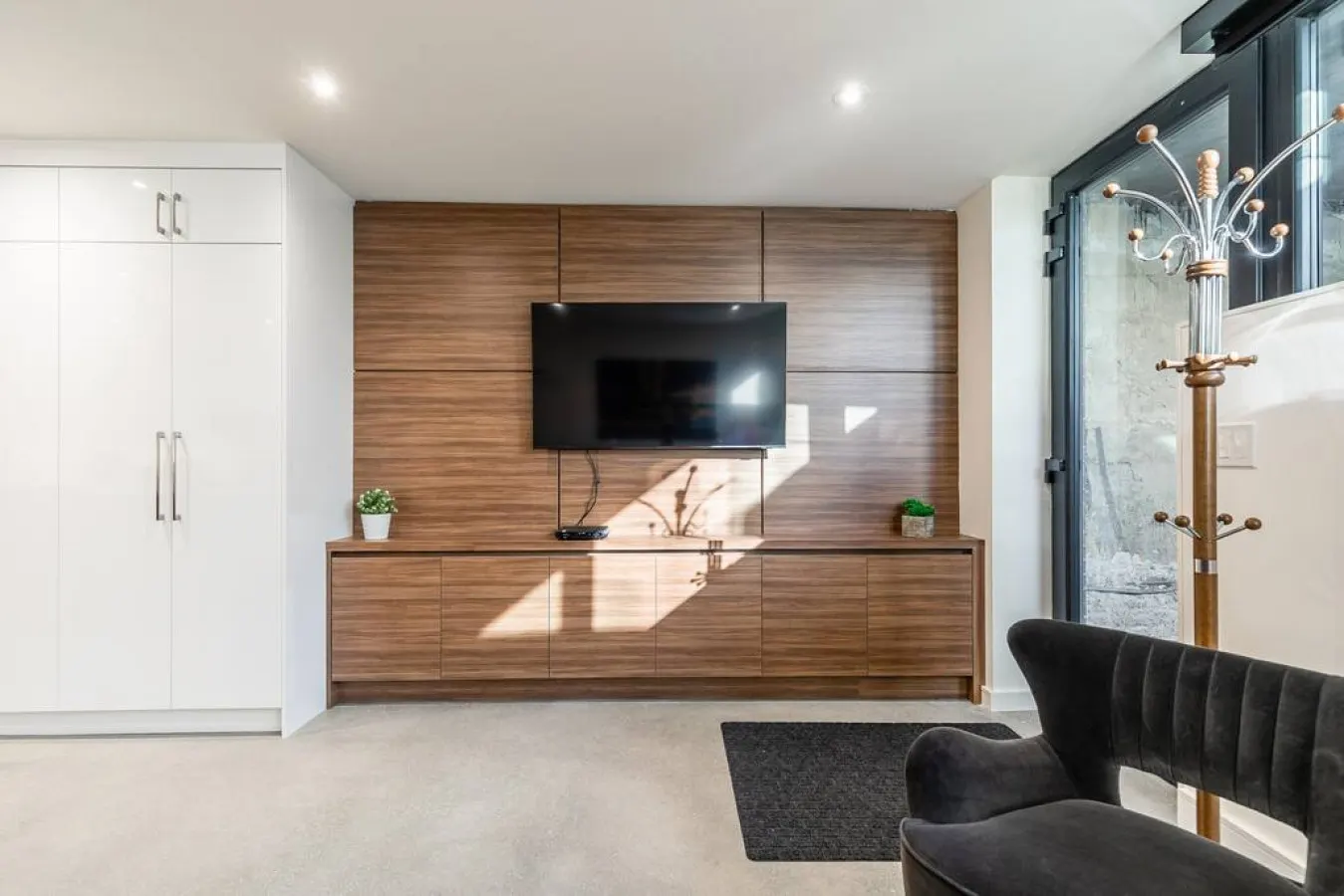 Beautiful 2BR Suite Prime Area Modern Design 12