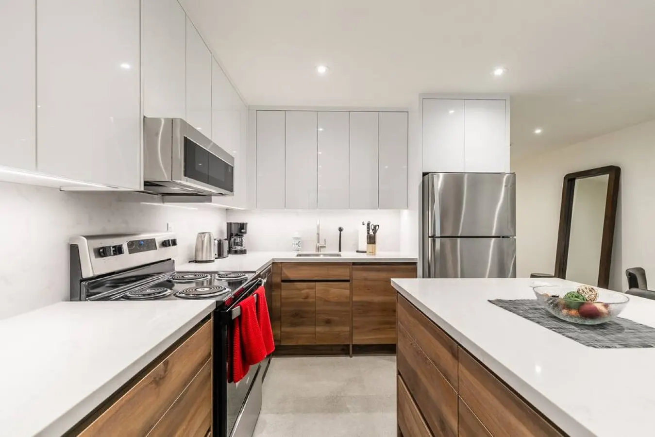 Beautiful 2BR Suite Prime Area Modern Design 13