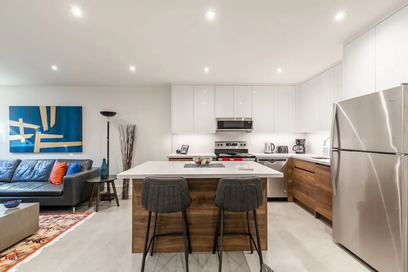 Beautiful 2BR Suite Prime Area Modern Design 14