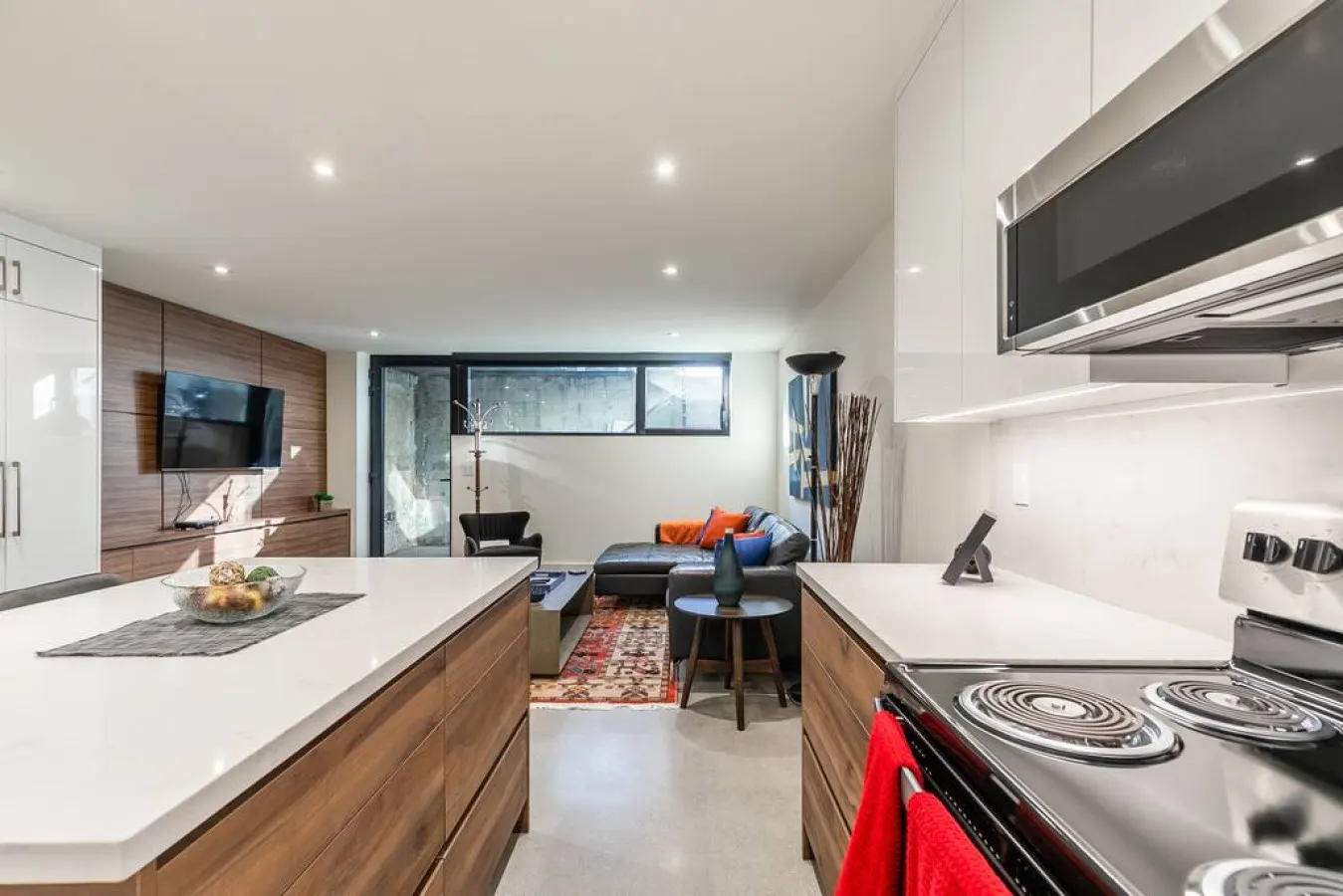 Beautiful 2BR Suite Prime Area Modern Design 15