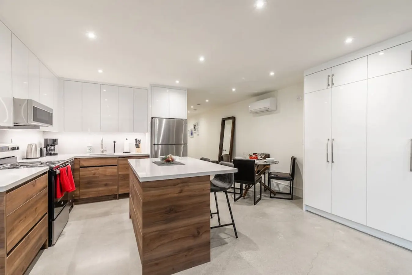 Beautiful 2BR Suite Prime Area Modern Design 16