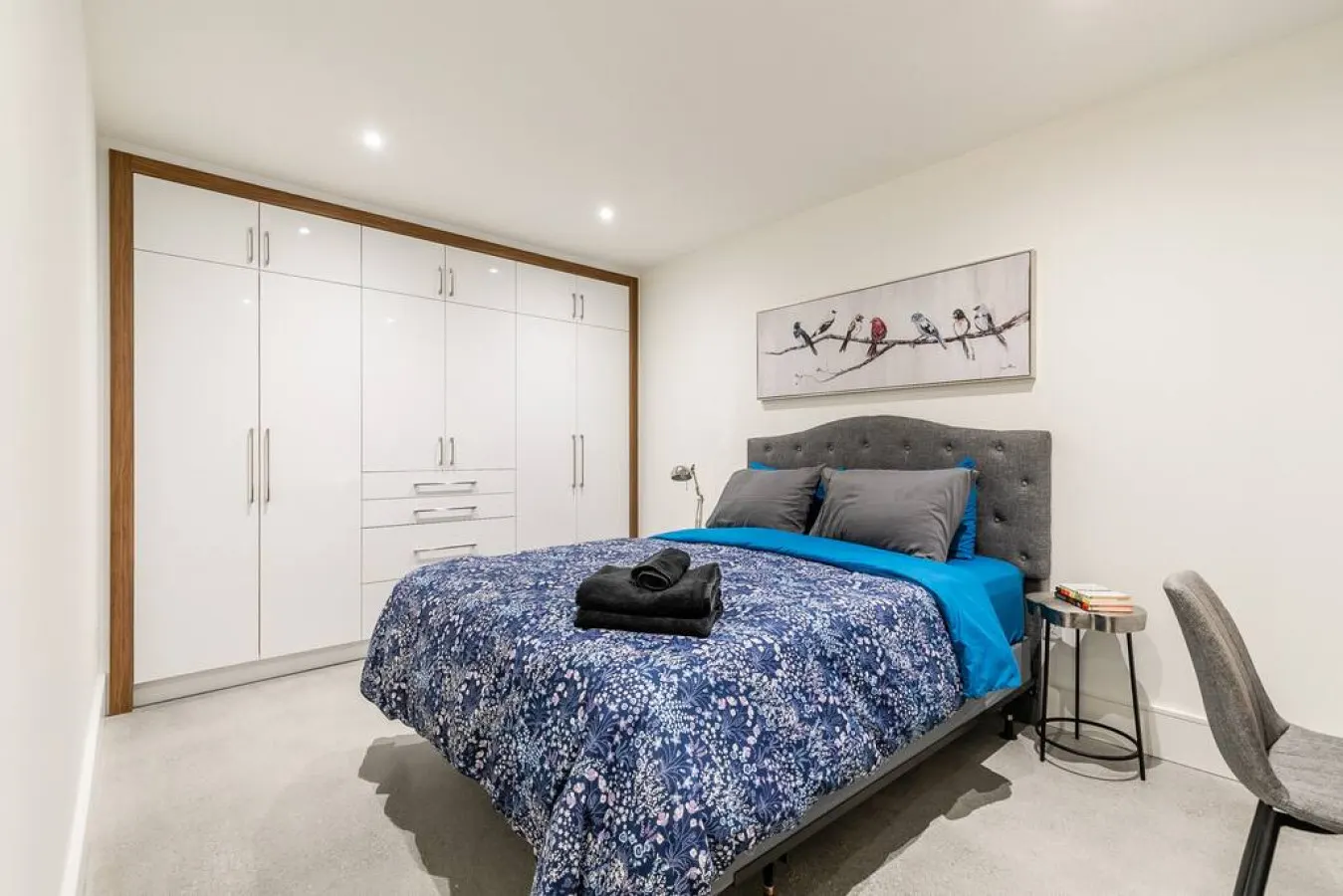 Beautiful 2BR Suite • Prime Area • Modern Design — photo 4