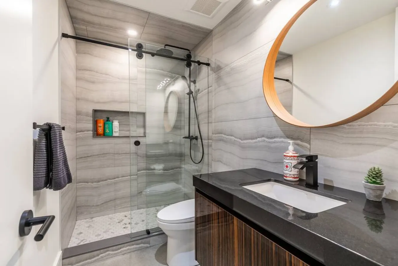 Beautiful 2BR Suite • Prime Area • Modern Design — photo 5