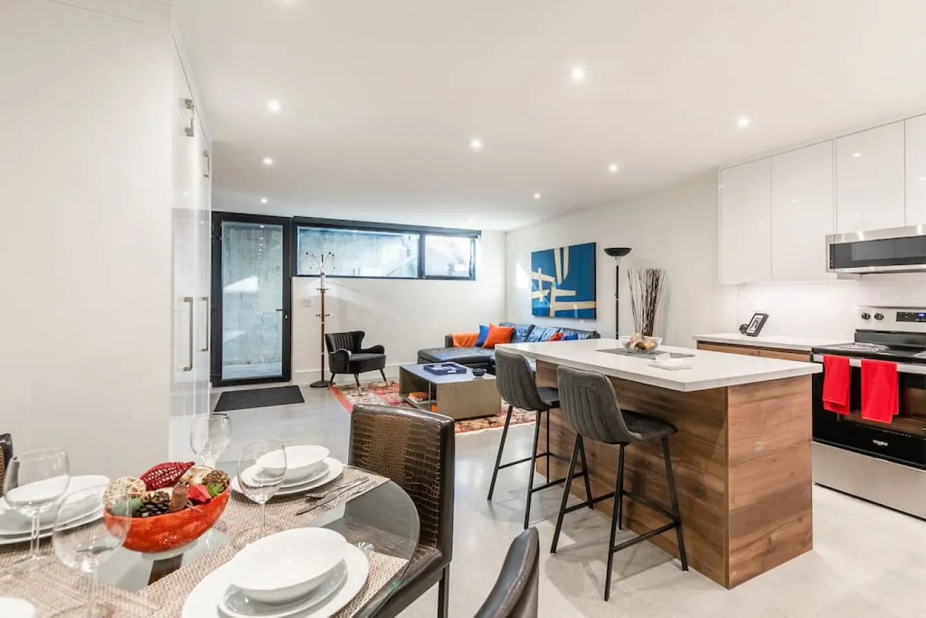 Beautiful 2BR Suite Prime Area Modern Design 6