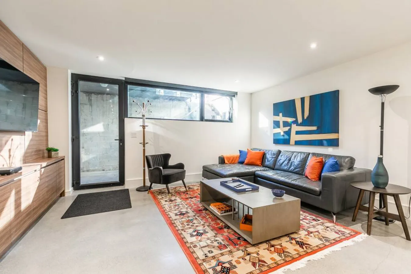 Beautiful 2BR Suite Prime Area Modern Design 7