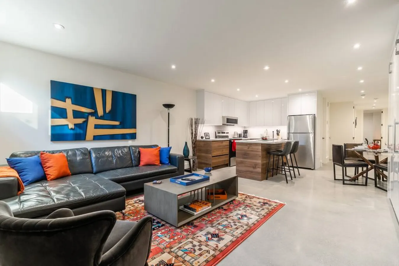 Beautiful 2BR Suite Prime Area Modern Design 8