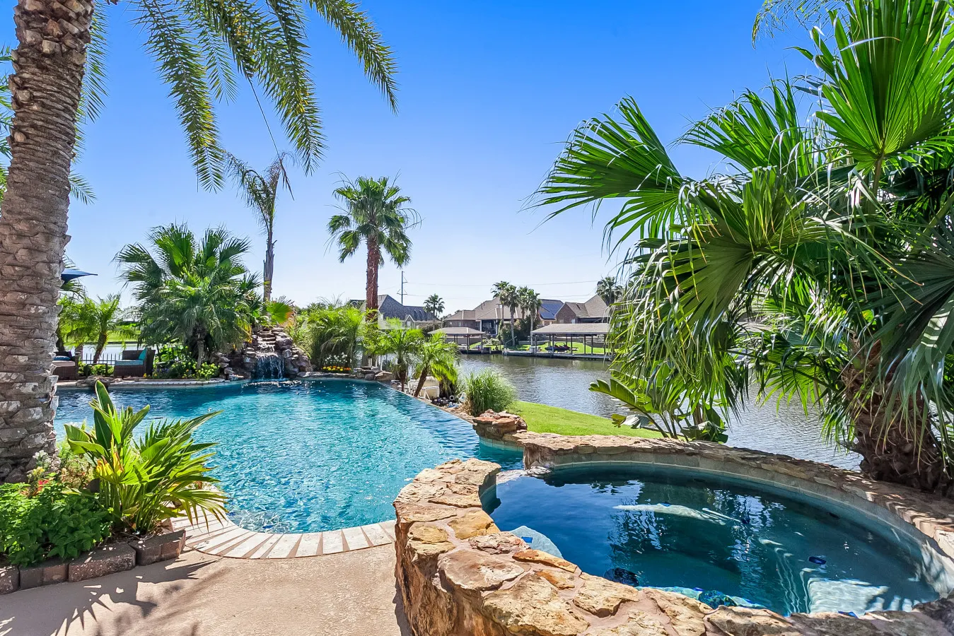Lake Mansion Luxury Estate 15