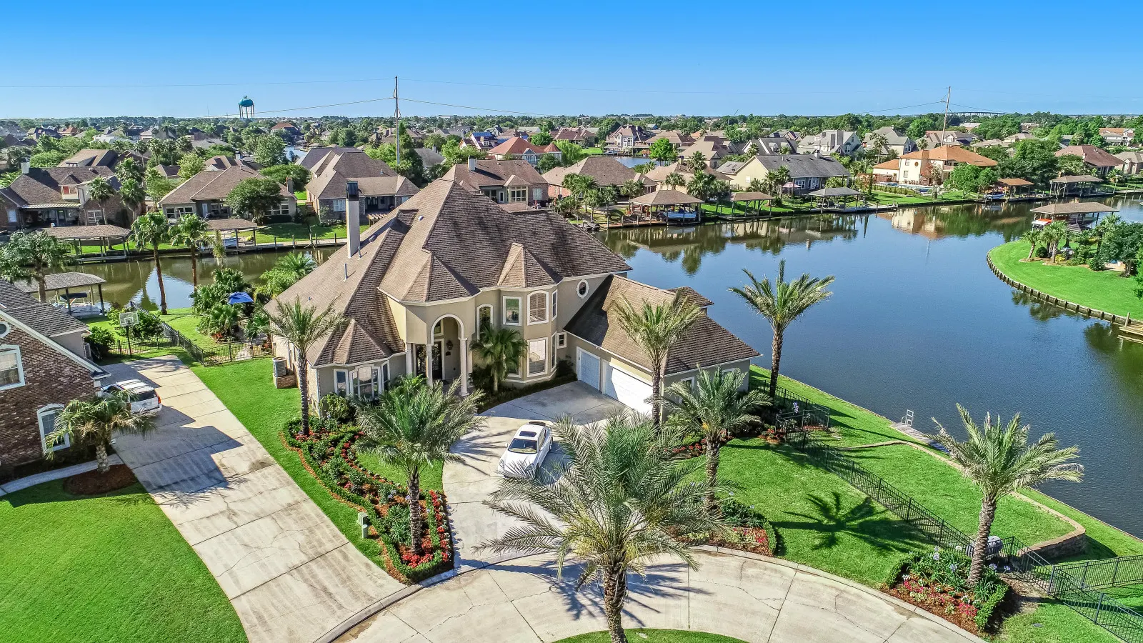 Lake Mansion Luxury Estate 18