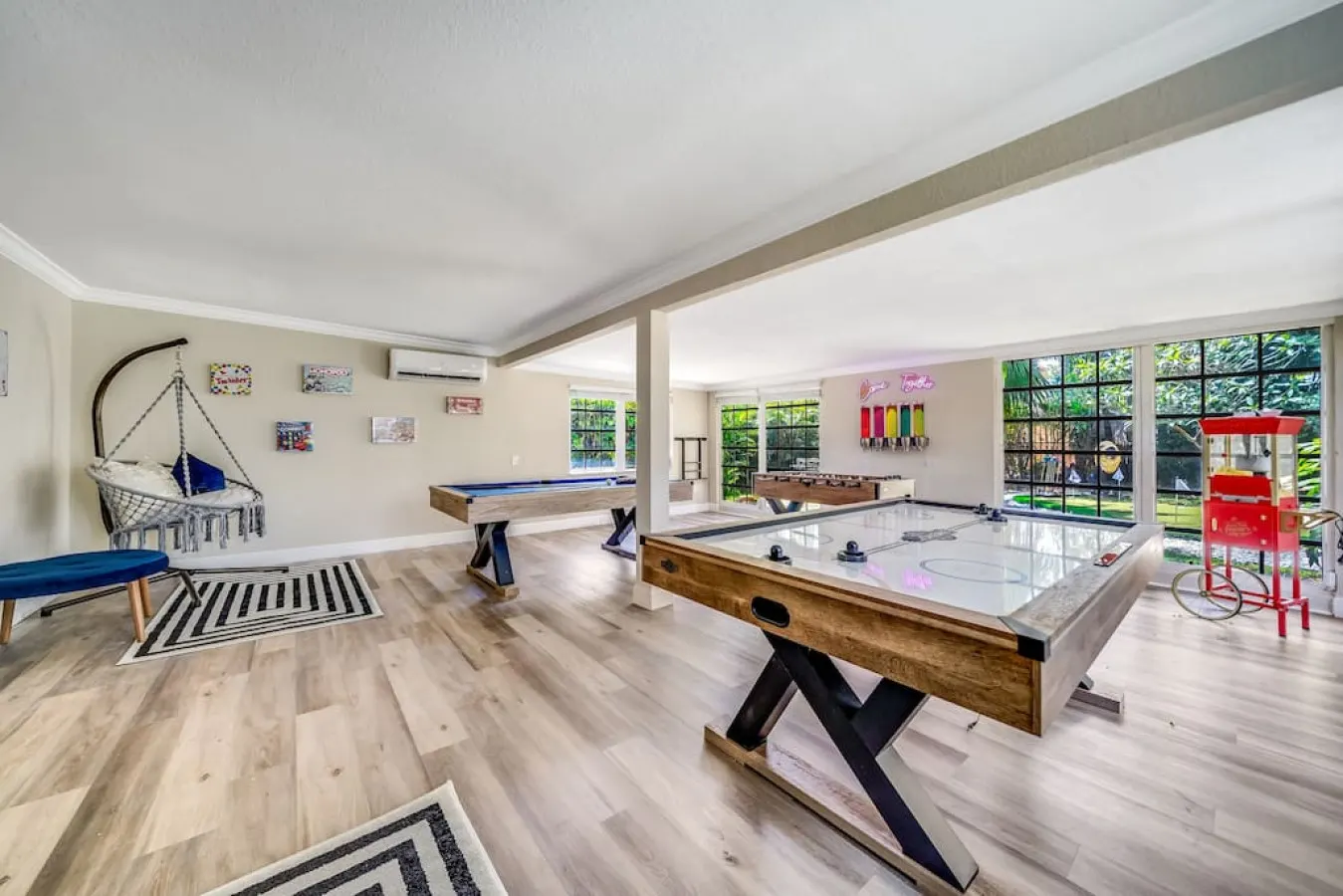 NEW! 5 BED/5 MIN TO BEACH/HTD POOL/HOT TUB/BAR — photo 2