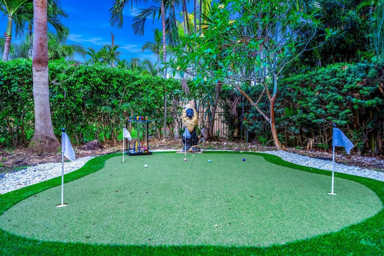 NEW! 5 BED/5 MIN TO BEACH/HTD POOL/HOT TUB/BAR — photo 3