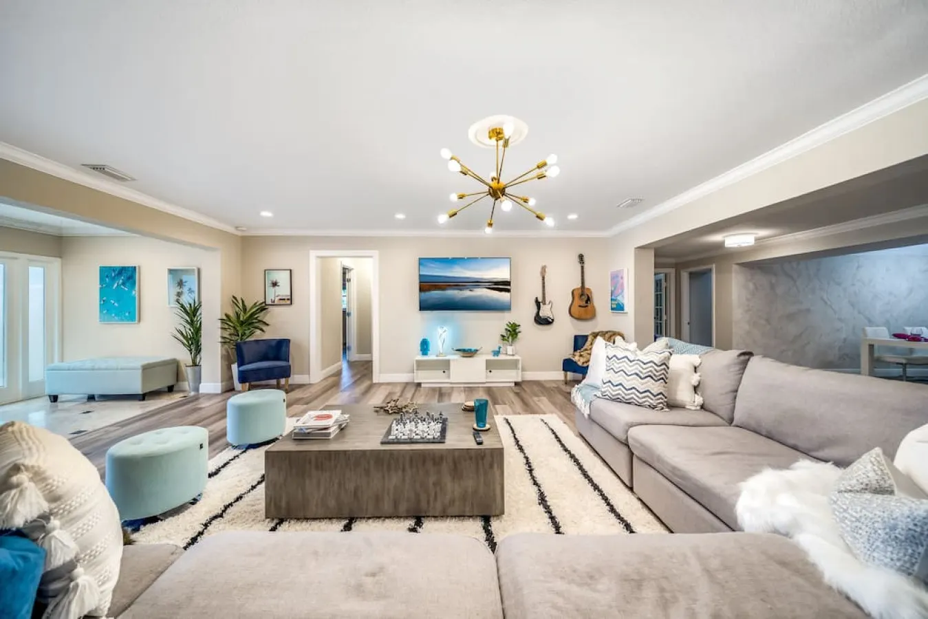 NEW! 5 BED/5 MIN TO BEACH/HTD POOL/HOT TUB/BAR — photo 4
