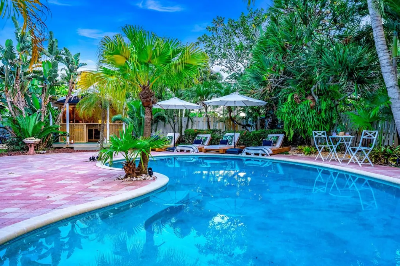 NEW! 5 BED/5 MIN TO BEACH/HTD POOL/HOT TUB/BAR 6