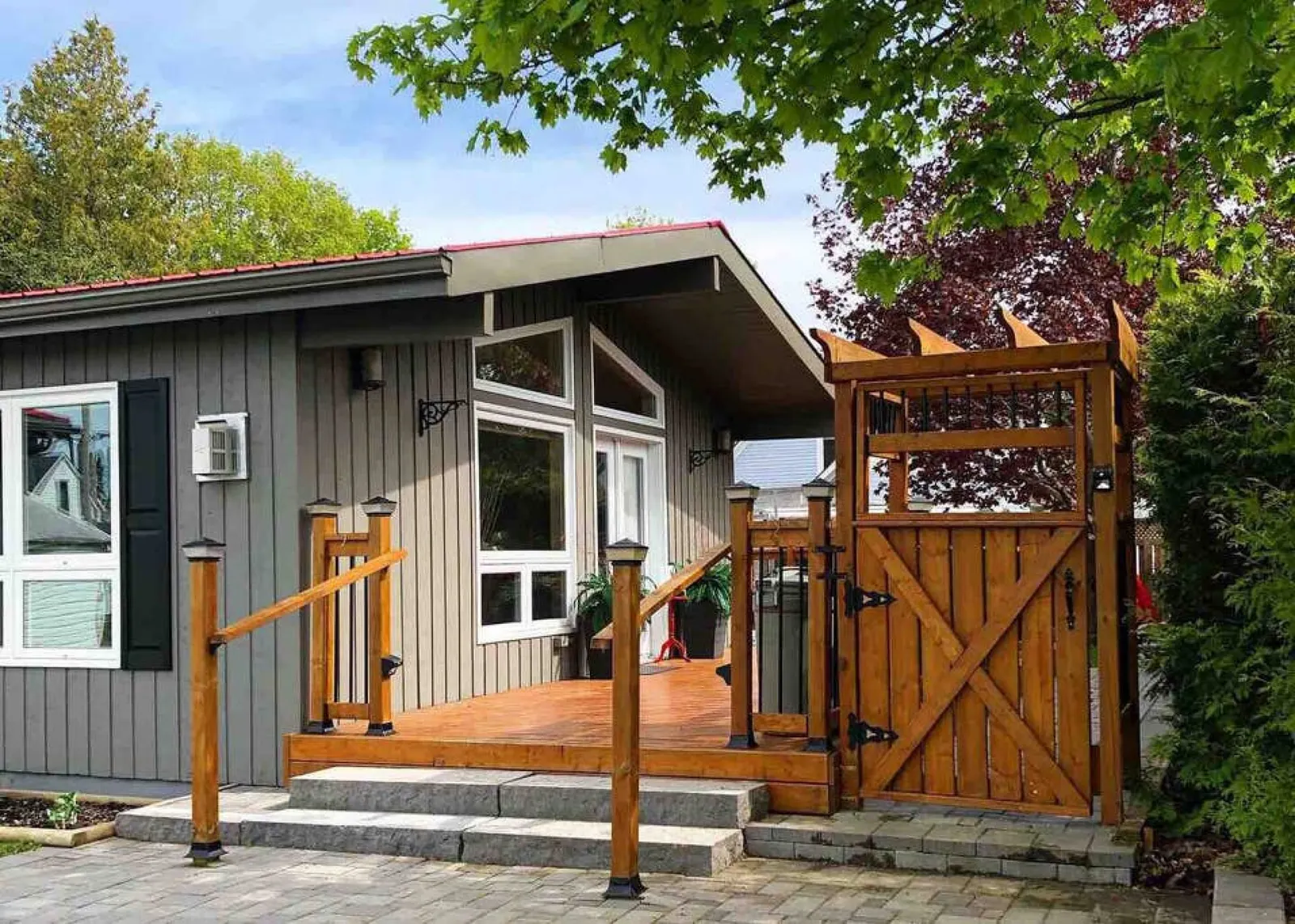 Oak Street Cottage - 3BRM with Backyard Retreat — photo 2