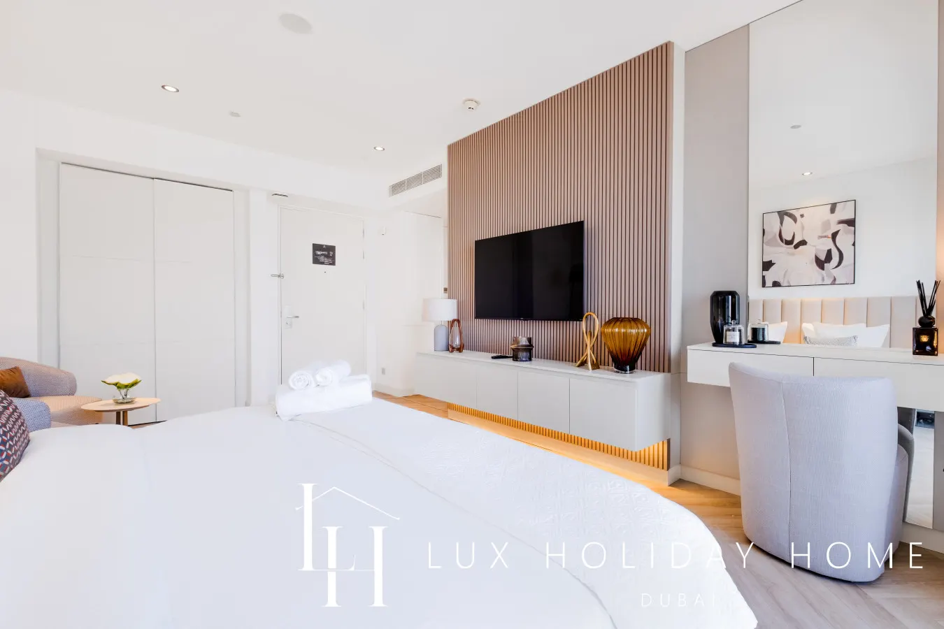 LUX The JW Marina Studio 2 12