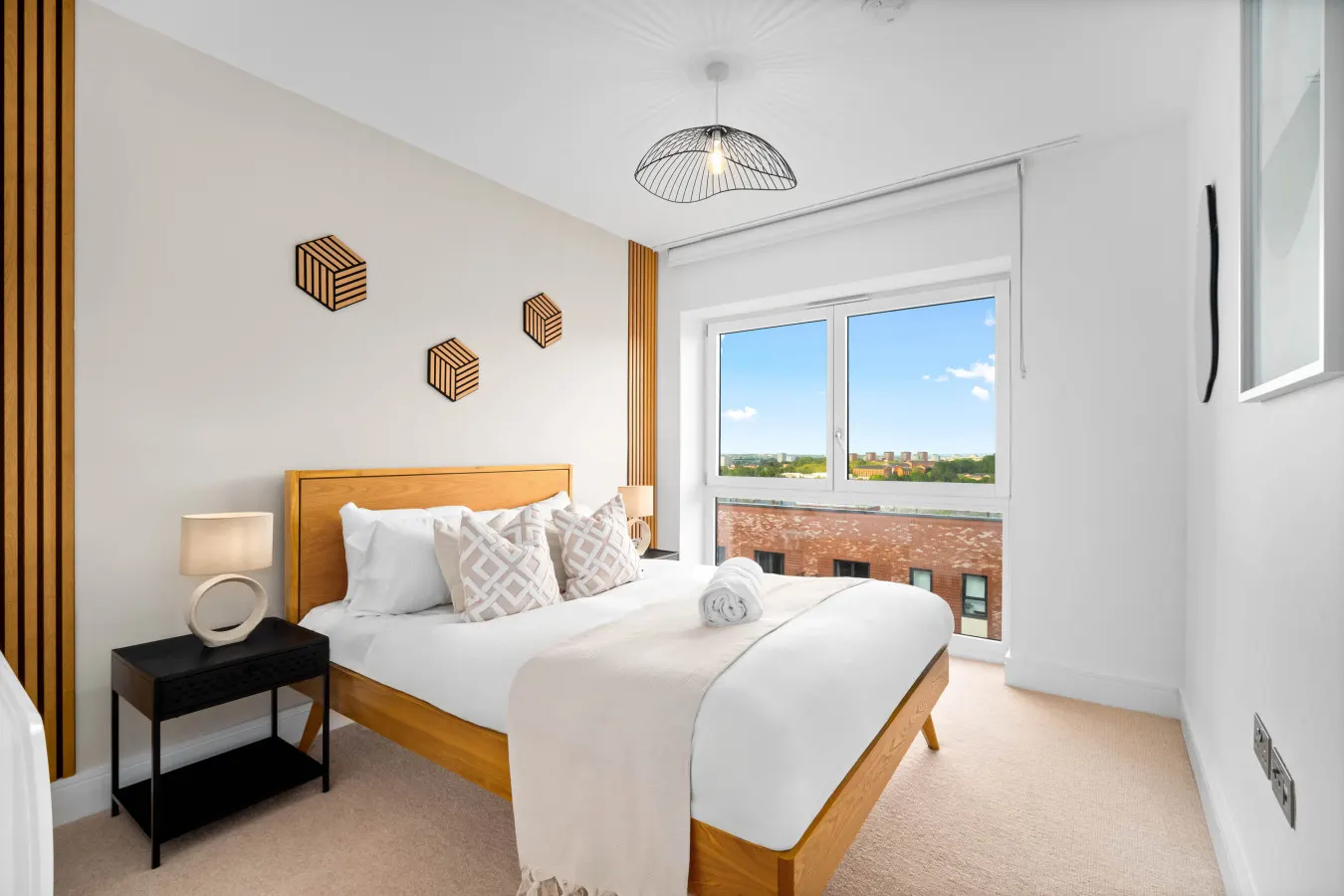 Luxury 2 Bedroom Apartment - Juliet Balcony - Fast WiFi - Netflix — photo 2