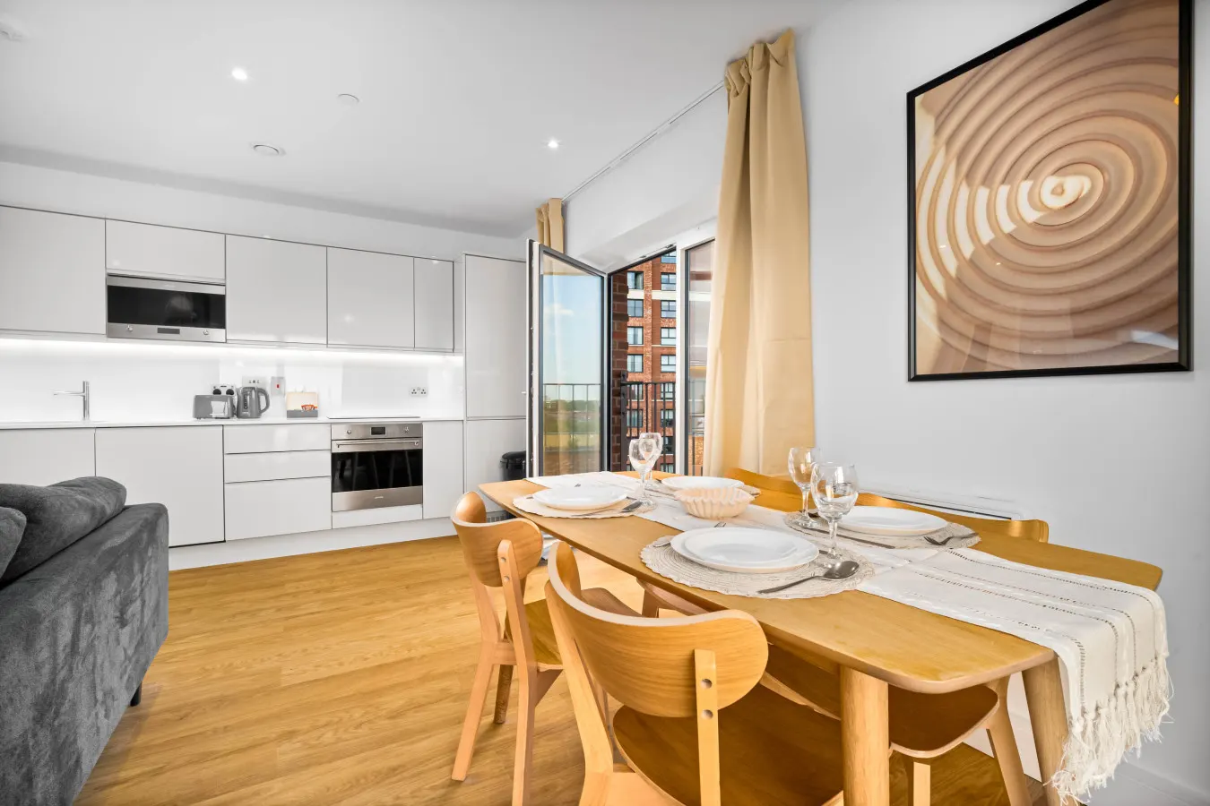 Luxury 2 Bedroom Apartment - Juliet Balcony - Fast WiFi - Netflix 6