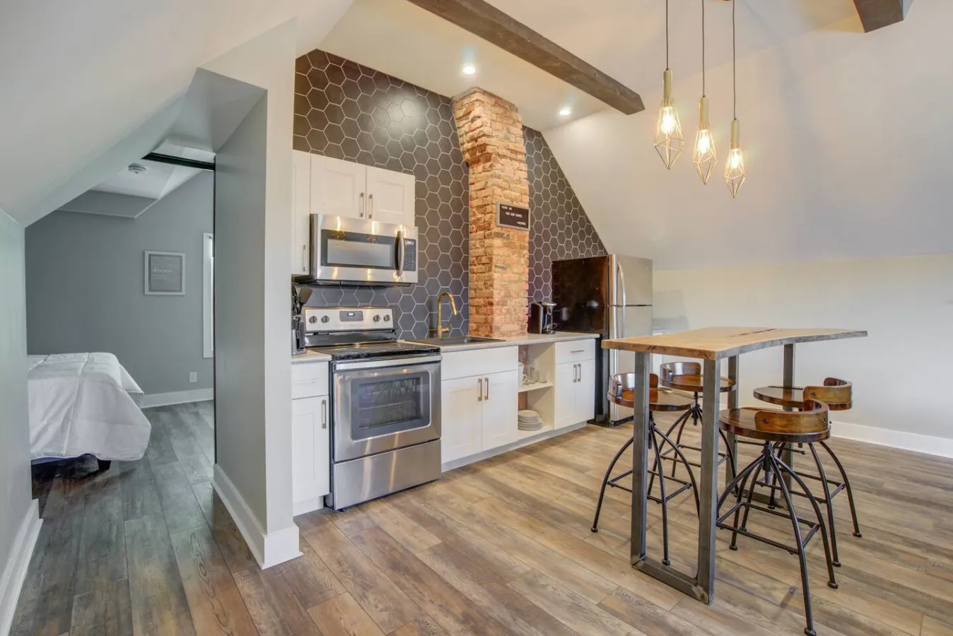 Niagara Falls Clean and Stylish Loft 9