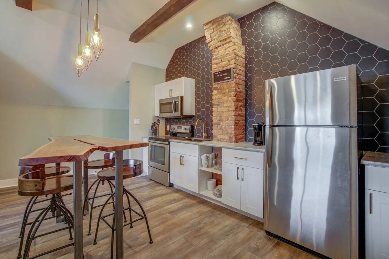 Niagara Falls Clean and Stylish Loft 11