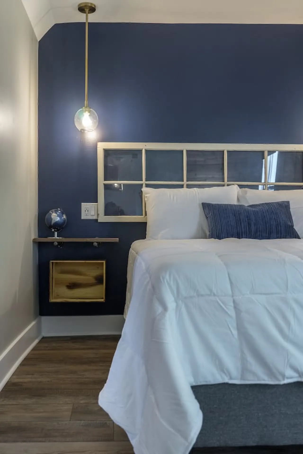 Niagara Falls Clean and Stylish Loft 12