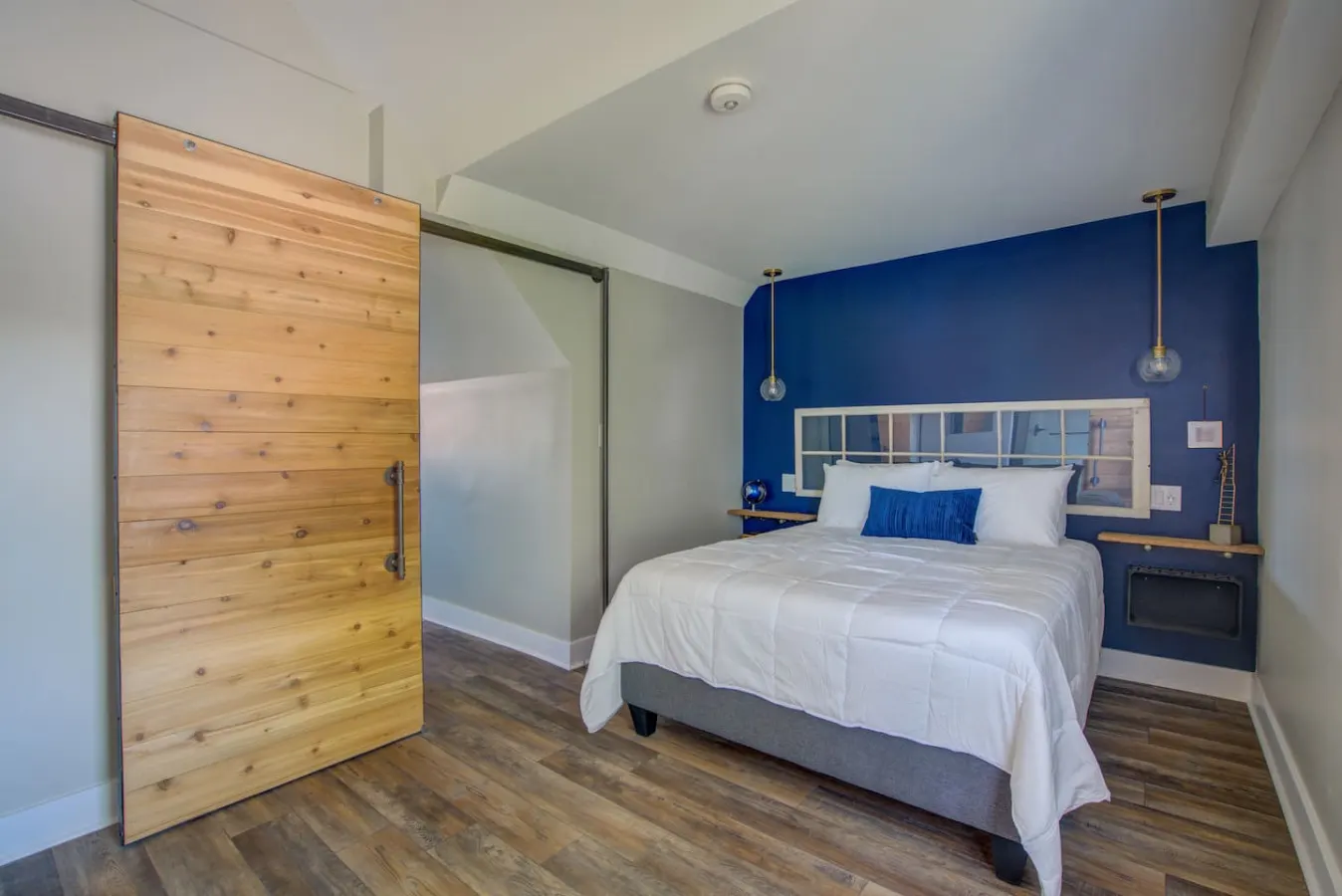 Niagara Falls Clean and Stylish Loft 13