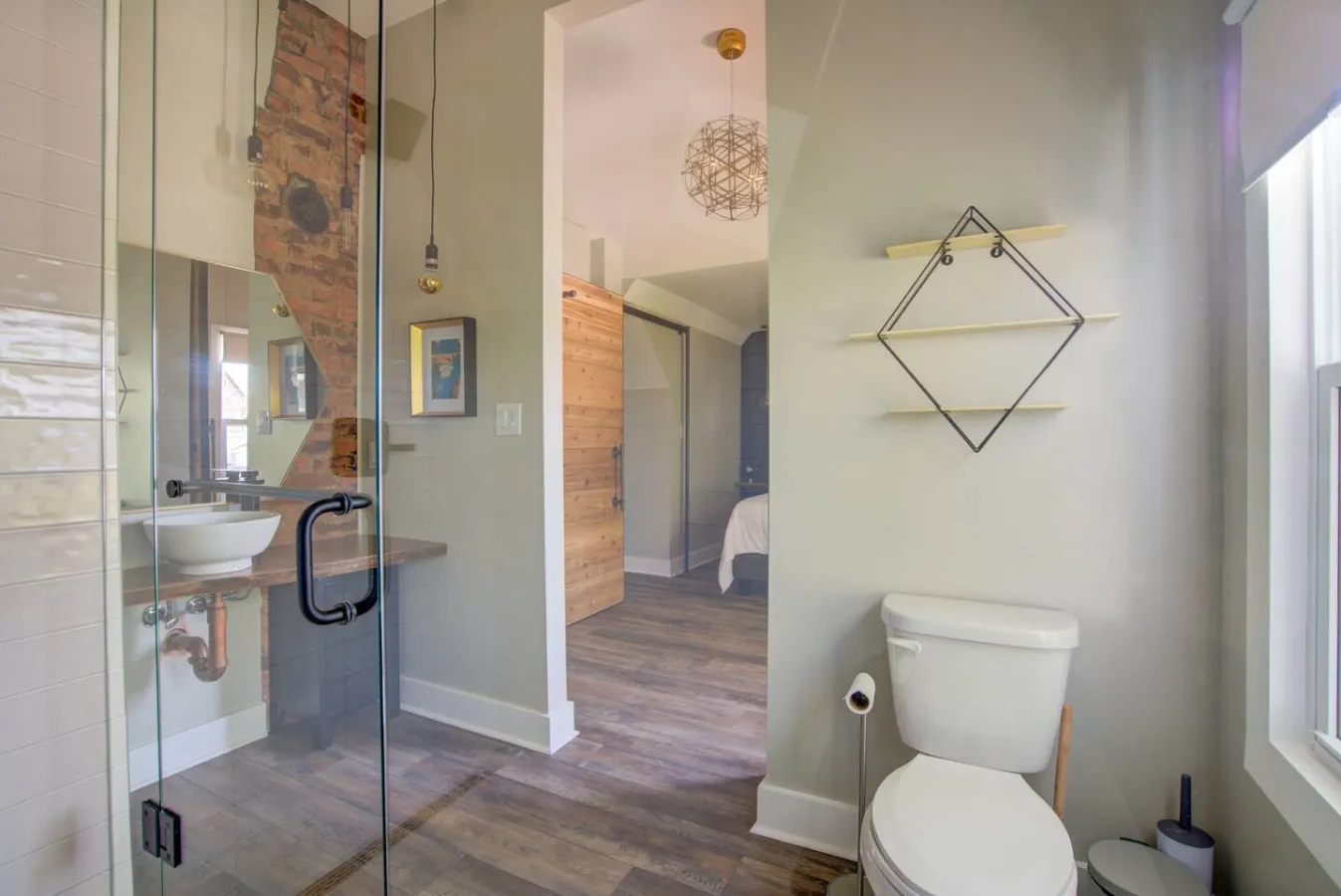 Niagara Falls Clean and Stylish Loft 14