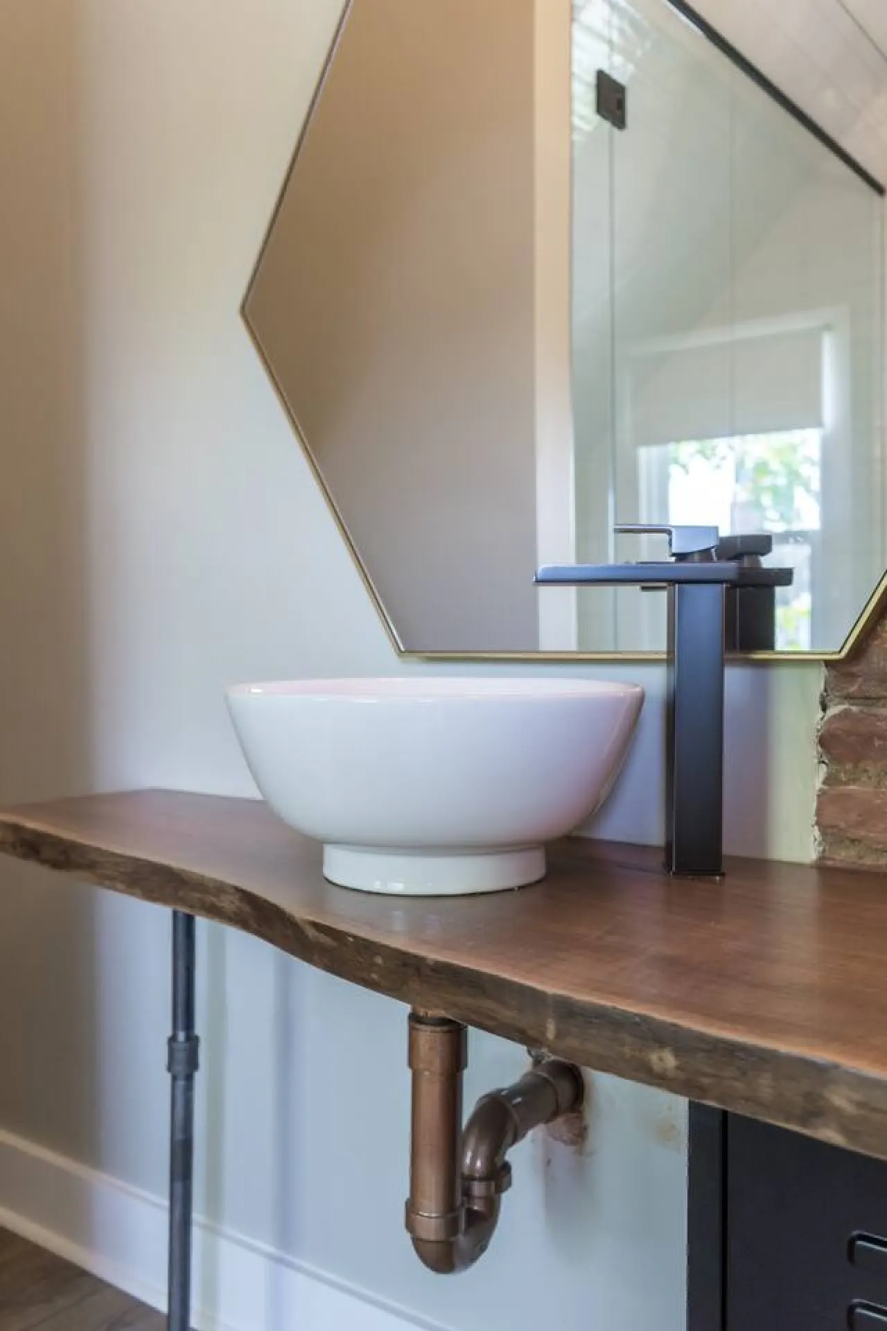 Niagara Falls Clean and Stylish Loft 15