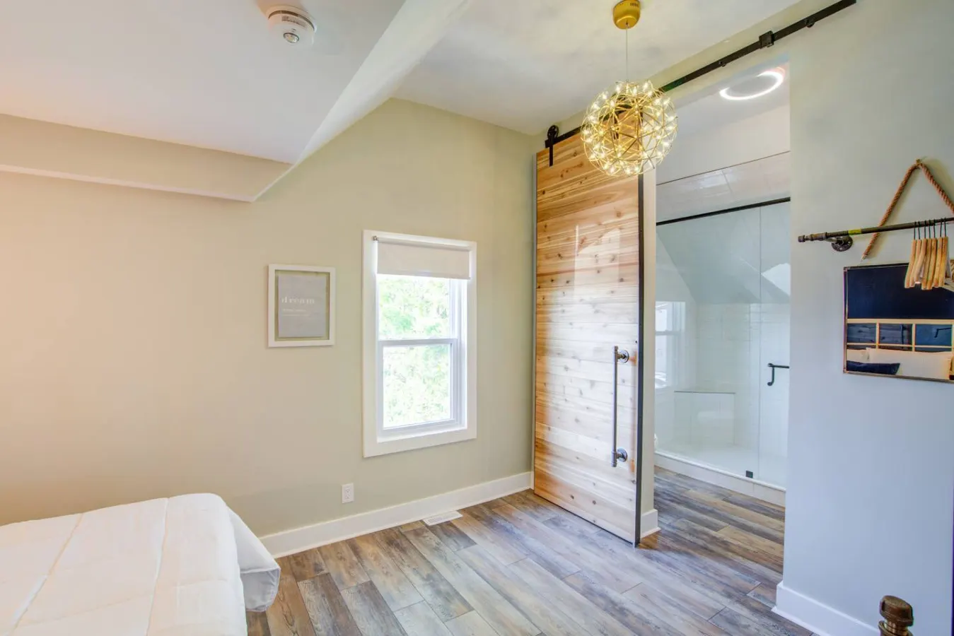 Niagara Falls Clean and Stylish Loft 17