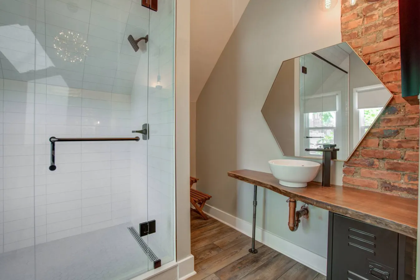 Niagara Falls Clean and Stylish Loft 18