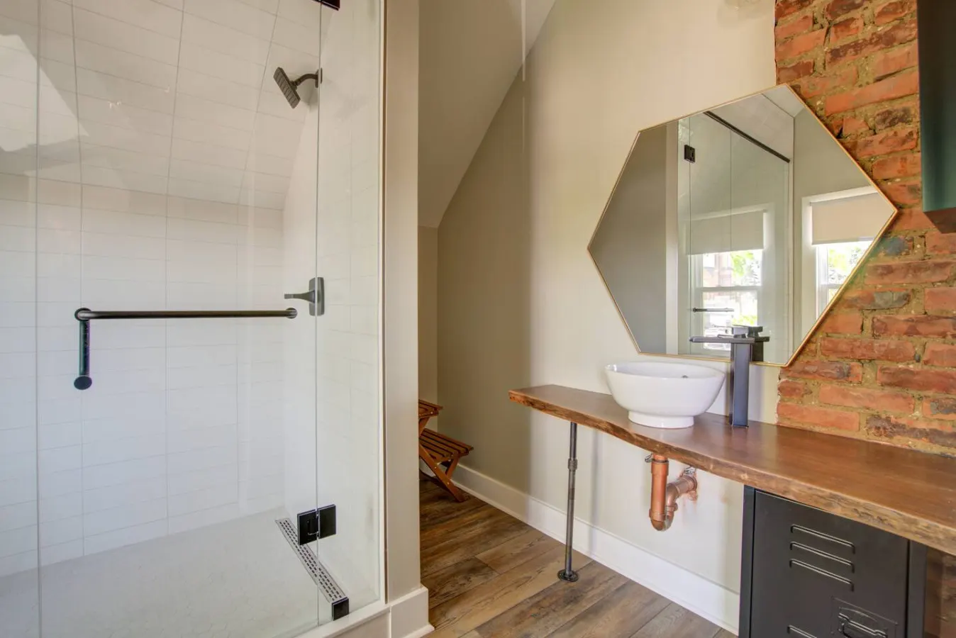 Niagara Falls Clean and Stylish Loft 19
