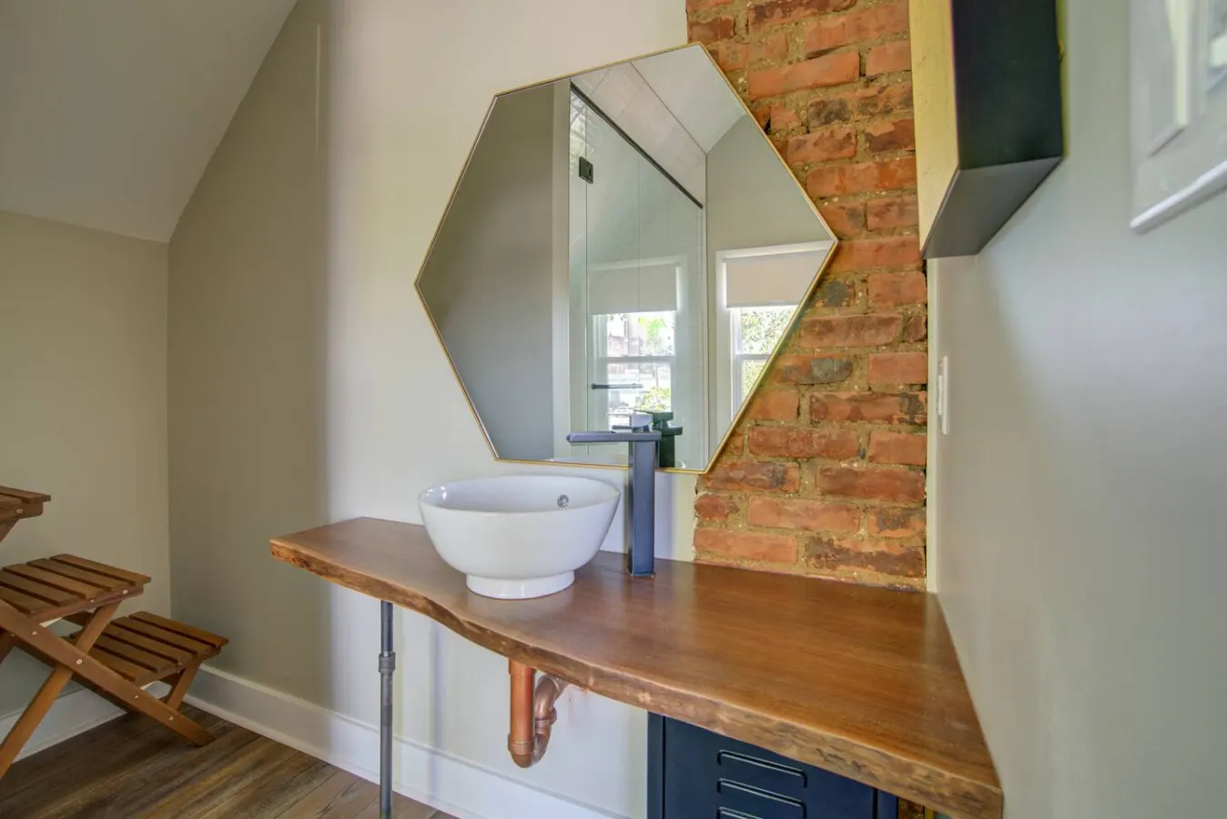 Niagara Falls Clean and Stylish Loft 20
