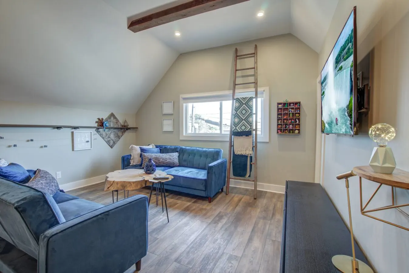 Niagara Falls Clean and Stylish Loft 7