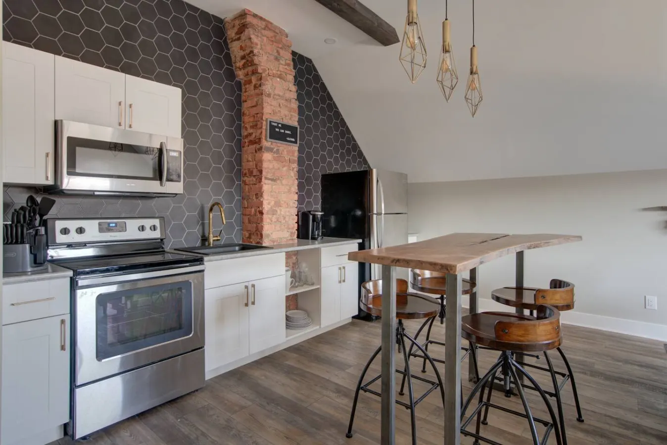 Niagara Falls Clean and Stylish Loft 8