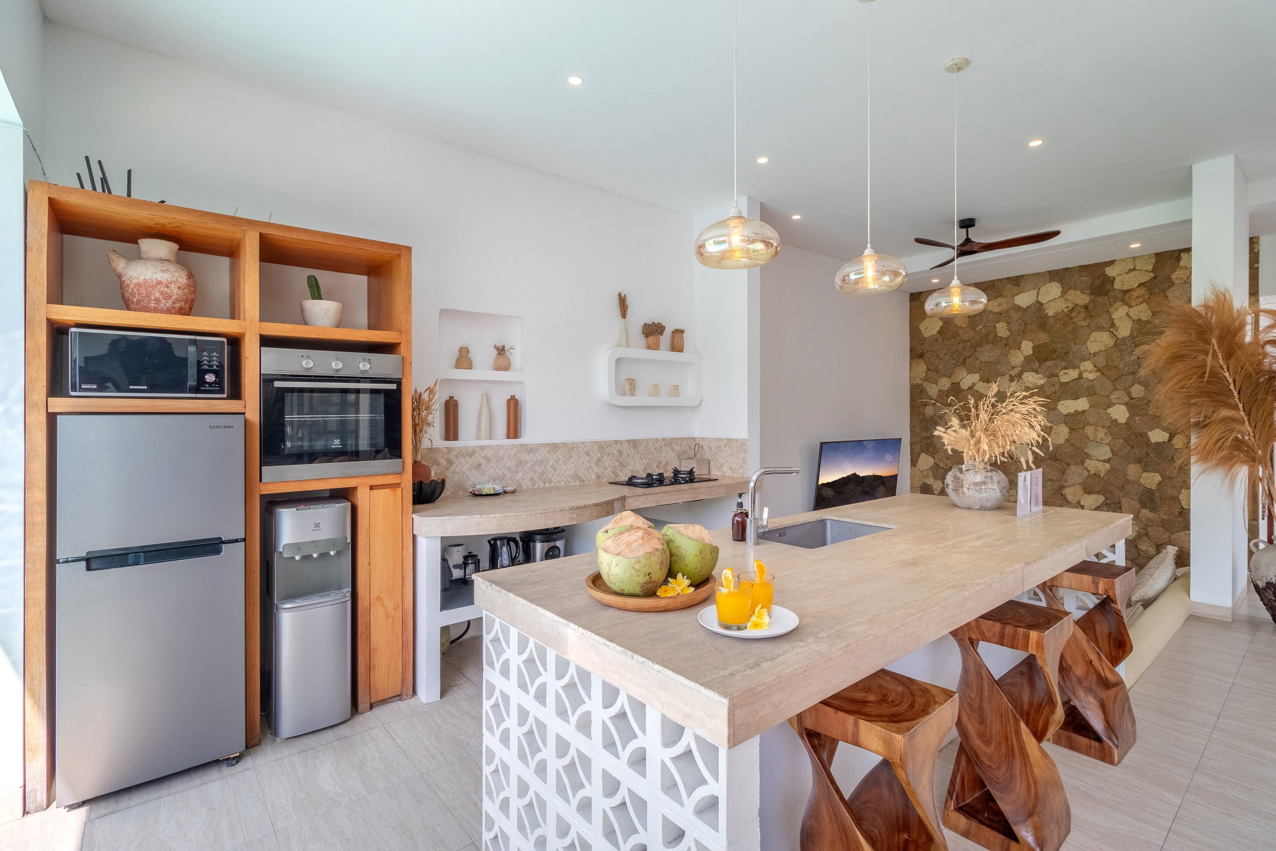Villa Crusoe – Stylish 3BR Oasis in Berawa 24