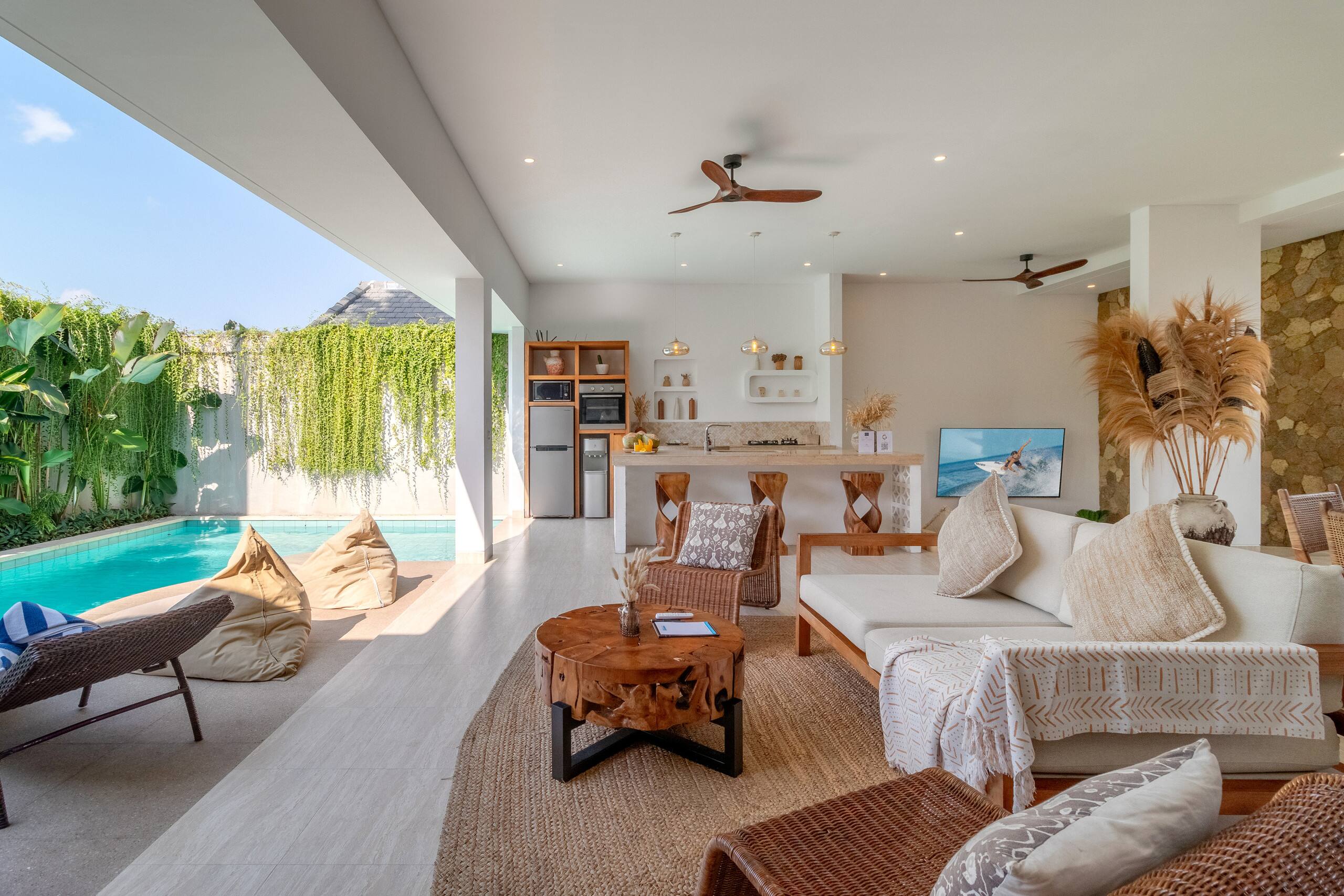 Villa Crusoe – Stylish 3BR Oasis in Berawa 16