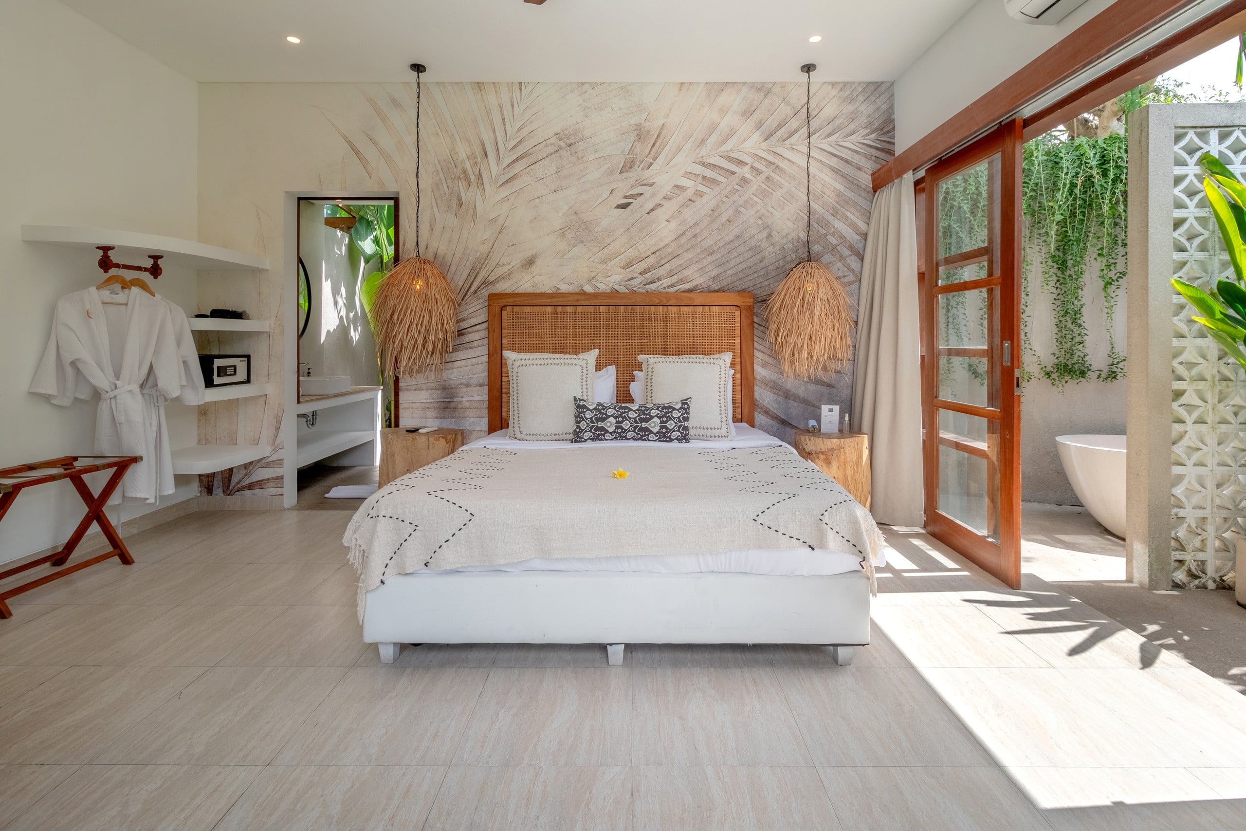 Villa Crusoe – Stylish 3BR Oasis in Berawa 35
