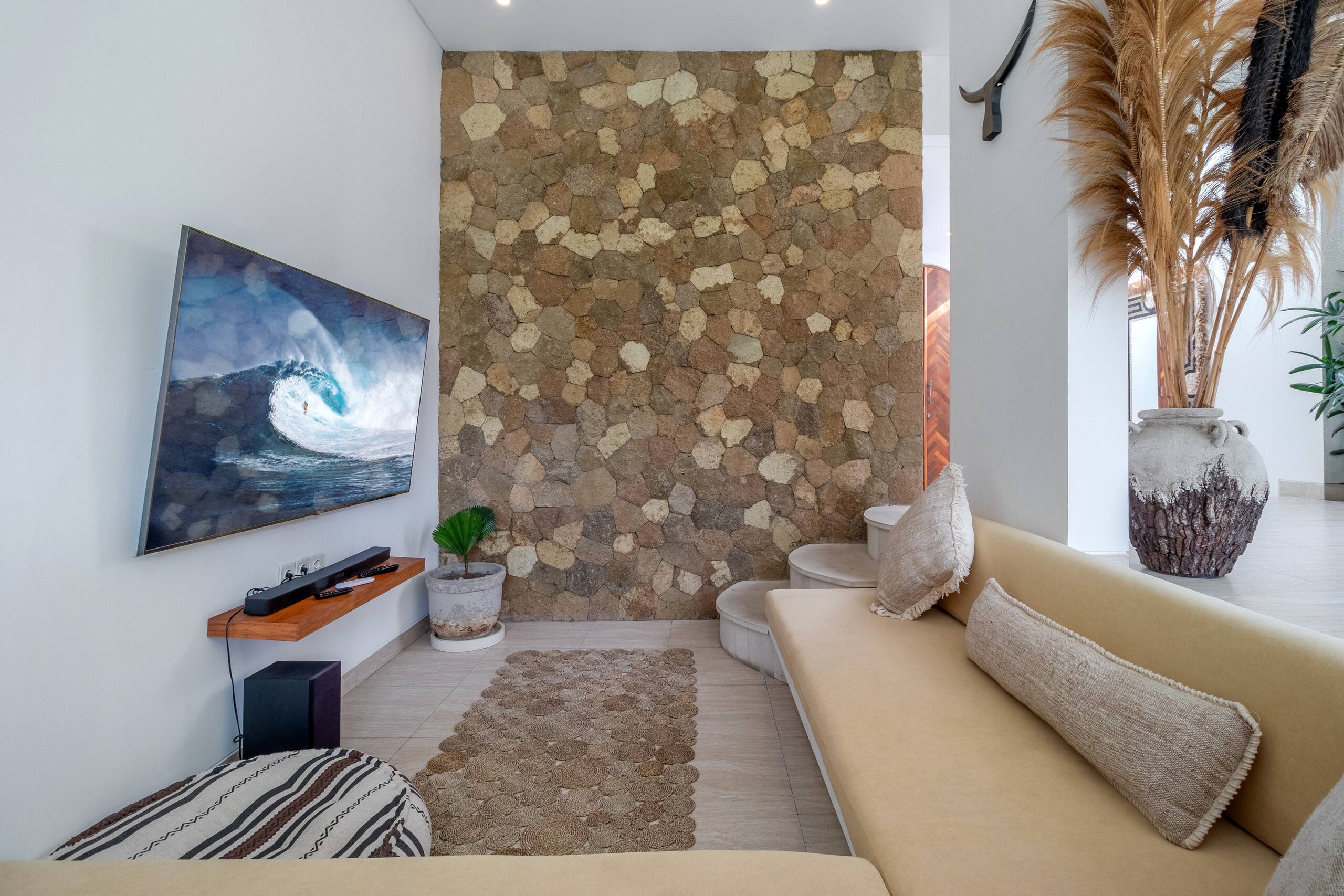 Villa Crusoe – Stylish 3BR Oasis in Berawa 14