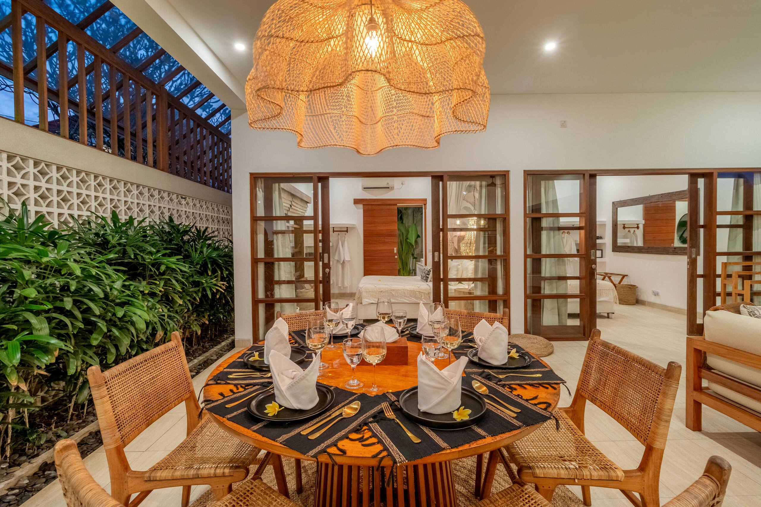 Villa Crusoe – Stylish 3BR Oasis in Berawa 32