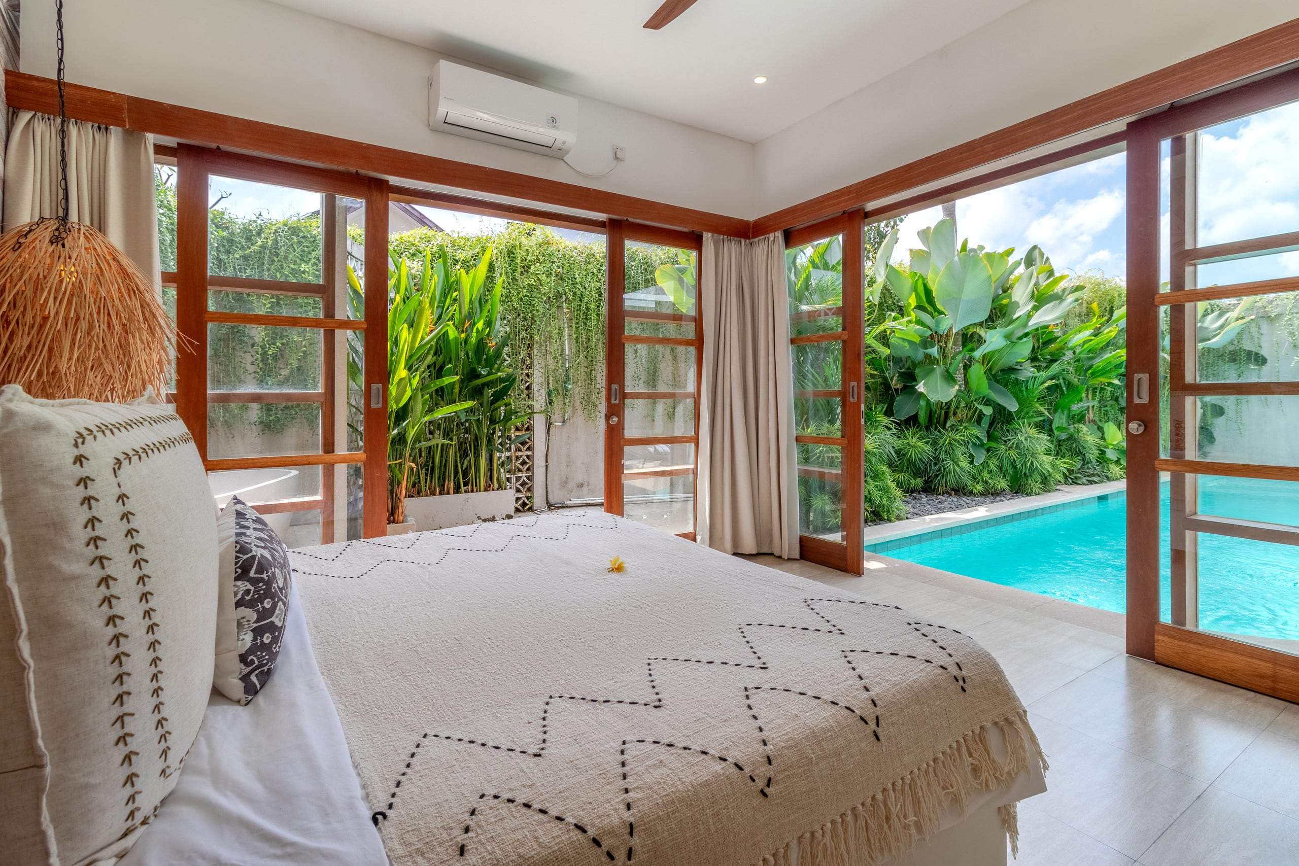 Villa Crusoe – Stylish 3BR Oasis in Berawa 37