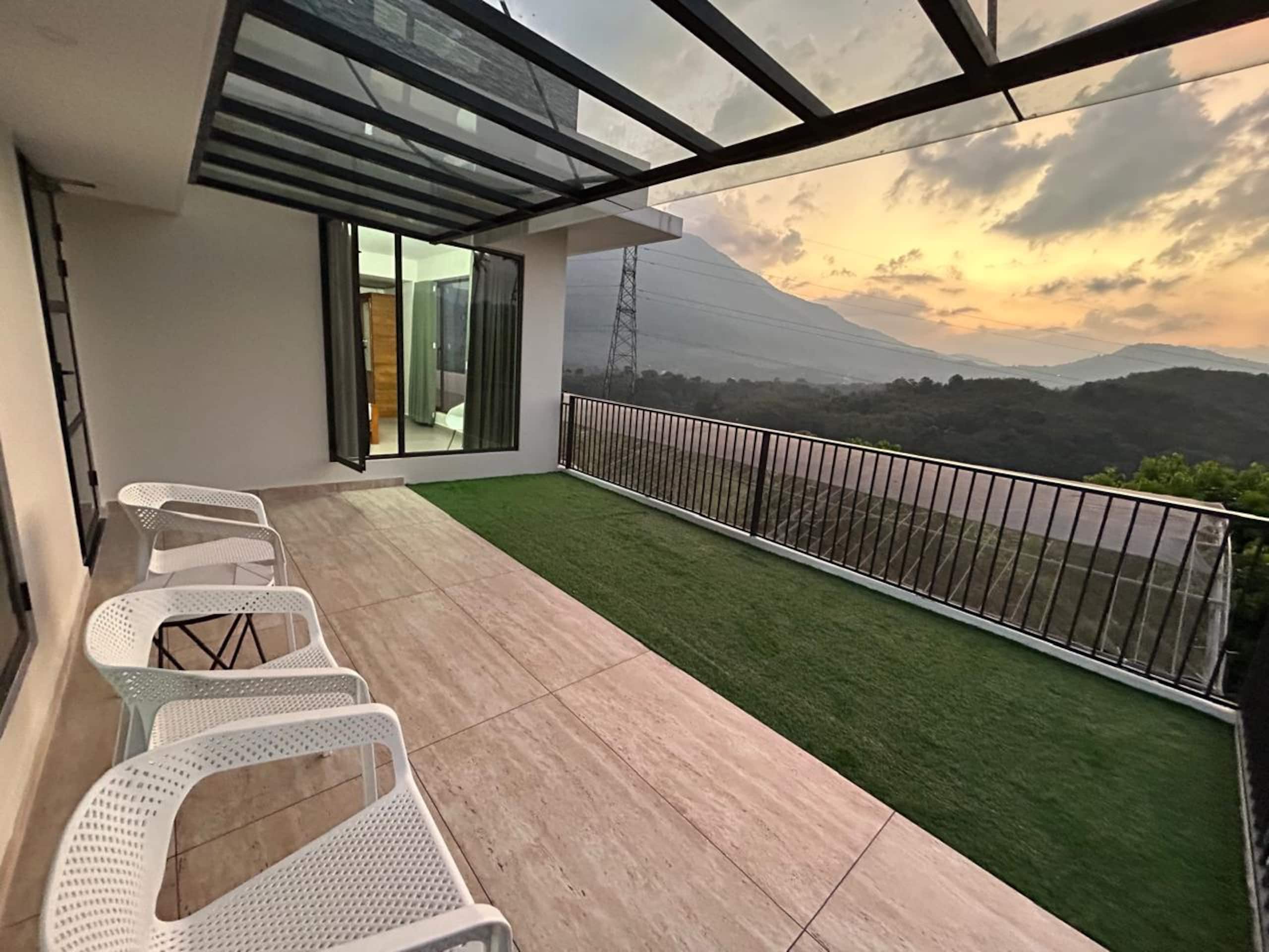 Kudayathoor Mountain Vista - Luxury Farmstay 9
