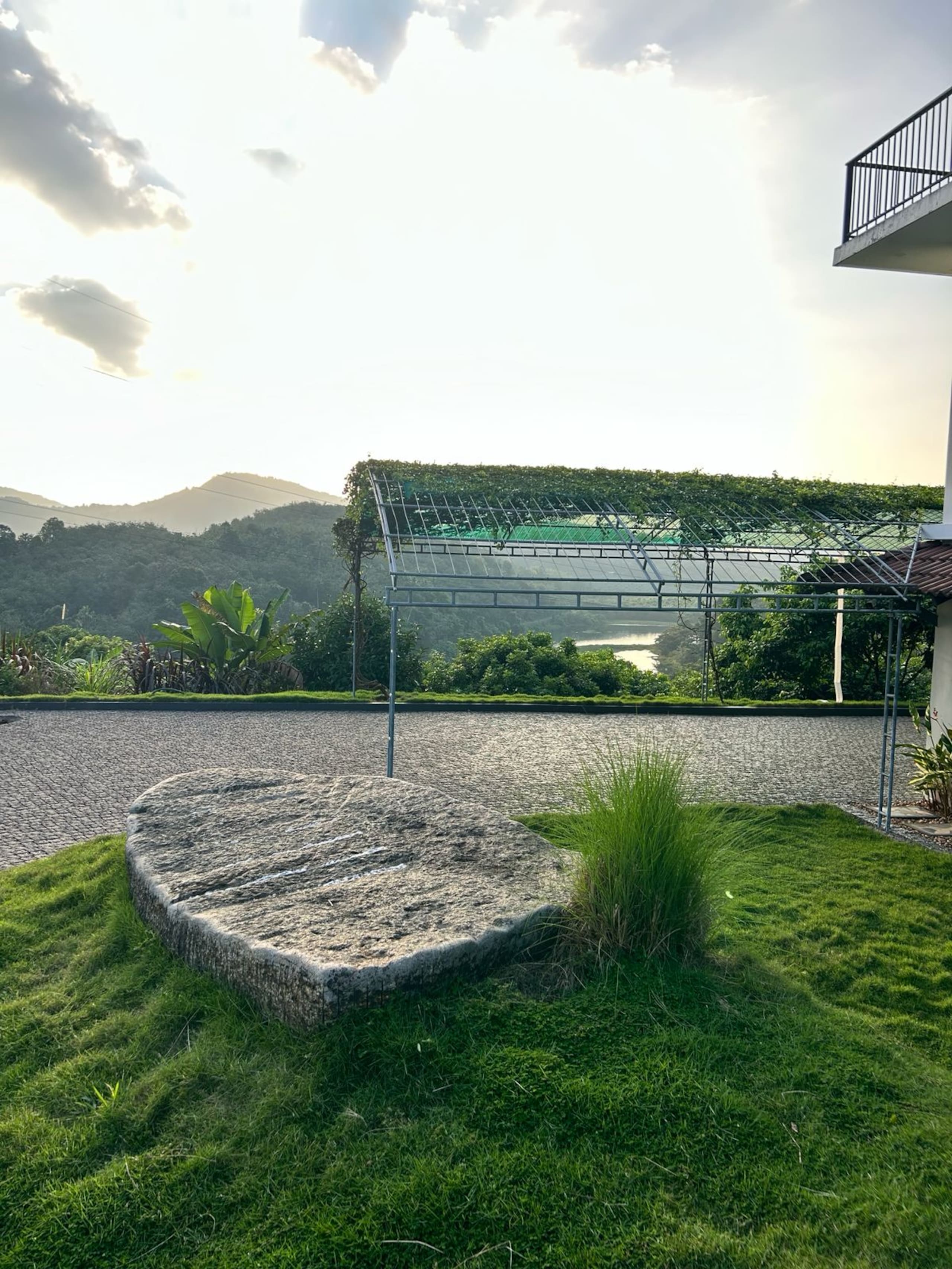 Kudayathoor Mountain Vista - Luxury Farmstay 18